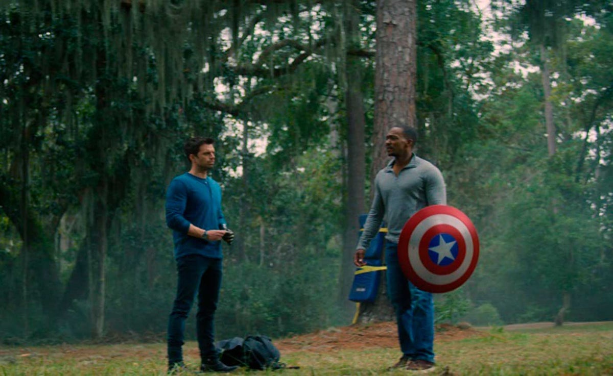 Sam Wilson usa el escudo del capitán américa