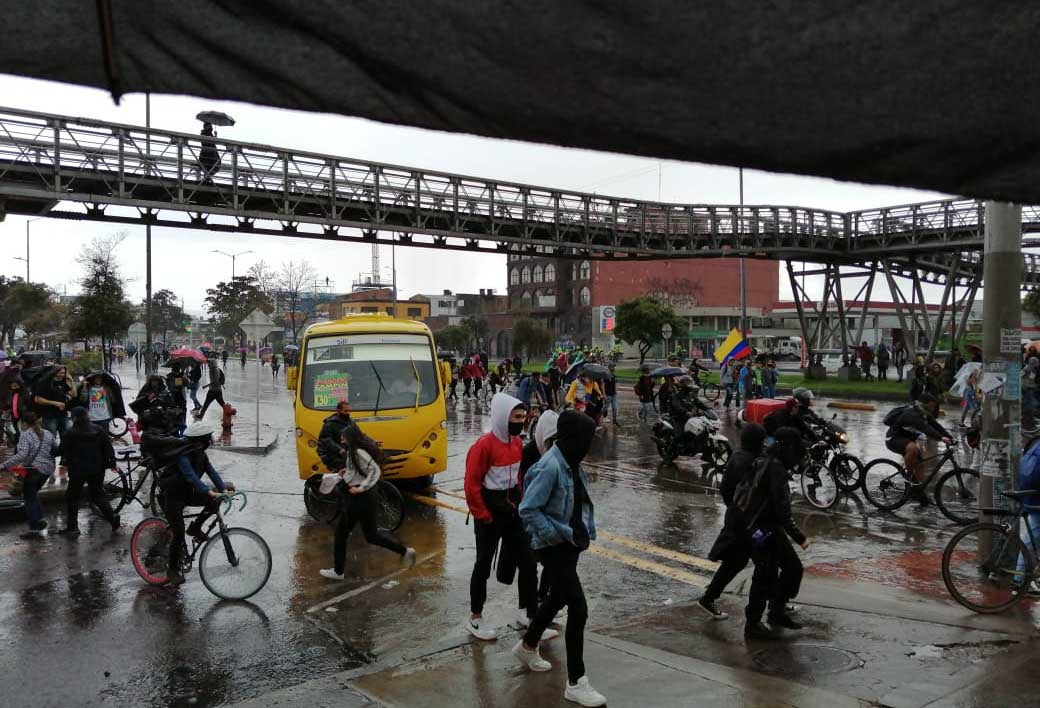 Manifestación del paro nacional avanza en medio de la lluvia