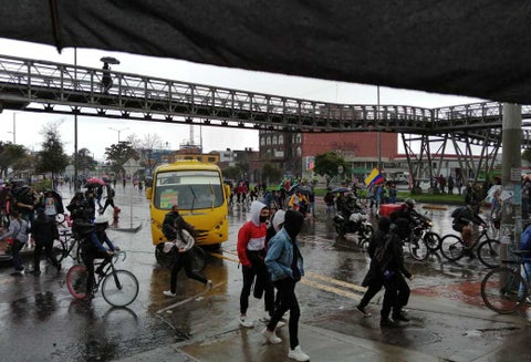 Manifestación del paro nacional avanza en medio de la lluvia