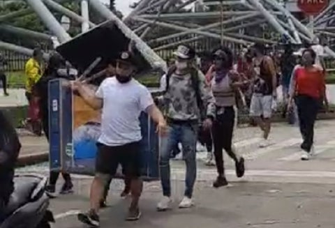 Manifestantes recuperan televisores