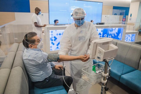 Ministro de Salud Fernando Ruiz Gómez recibe la vacuna
