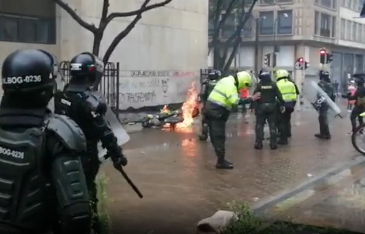 Moto incinerada en paro nacional