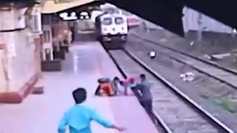 niño salvado vías de tren