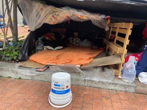 Más de 60 personas viven a las afueras de la embajada de Noruega en Bogotá.