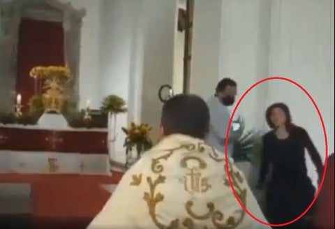Mujer abofetea a sacerdote durante misa