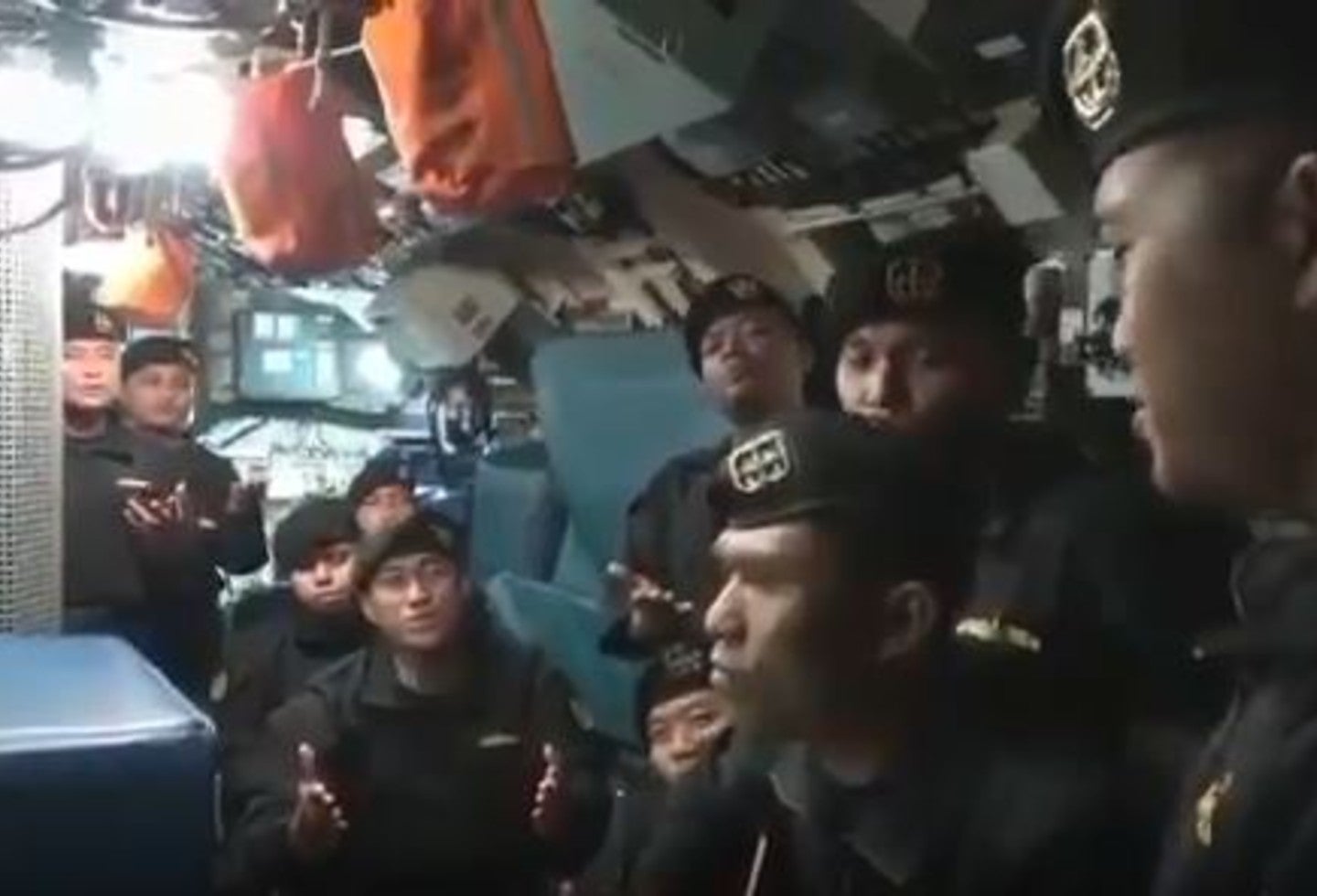 Tripulación del submarino indonesio que se partió en tres en video cantando antes de morir