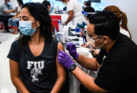 Vacunación covid-19 en Miami