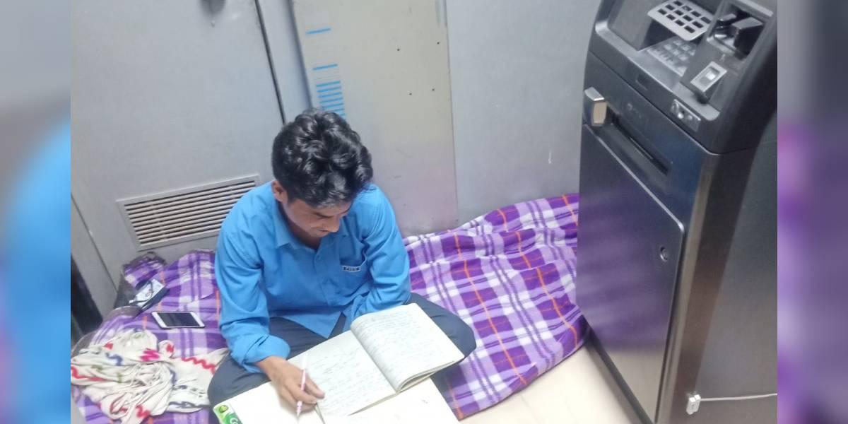 Vigilante estudia en cajero