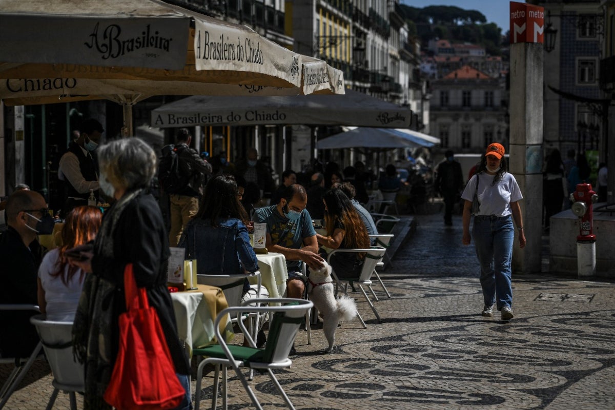 Reabren terrazas en Portugal