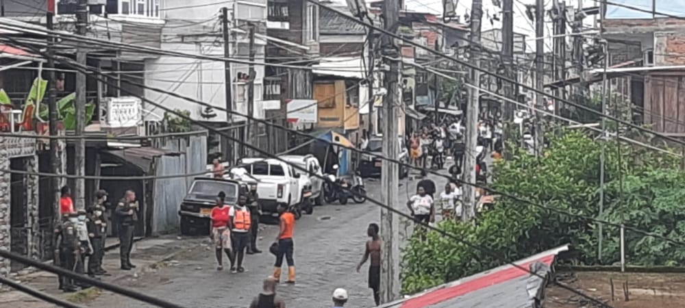 Una persona muerta y un uniformado herido