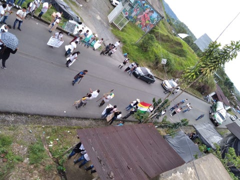 Indígenas bloquean vía al mar