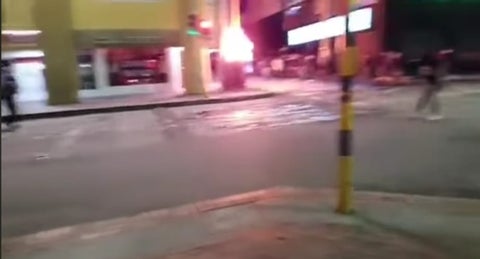 Momento exacto de la agresión a los Policías