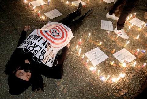 Protesta en contra de los jóvenes que han sido atacados durante las manifestaciones en Colombia.