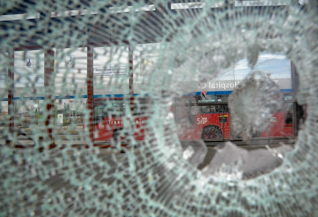 Vandalismo contra una de las estaciones de Transmilenio, en el sur de Bogotá.