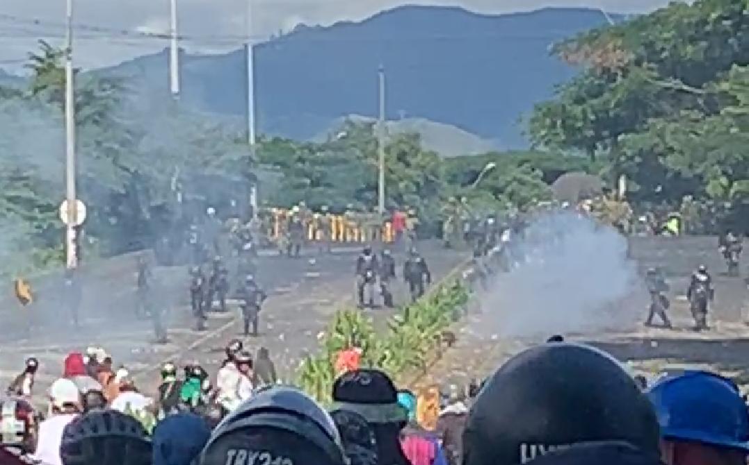 Más de 250 hombres de la Policía están en el municipio restableciendo el control de las vías bloqueadas.