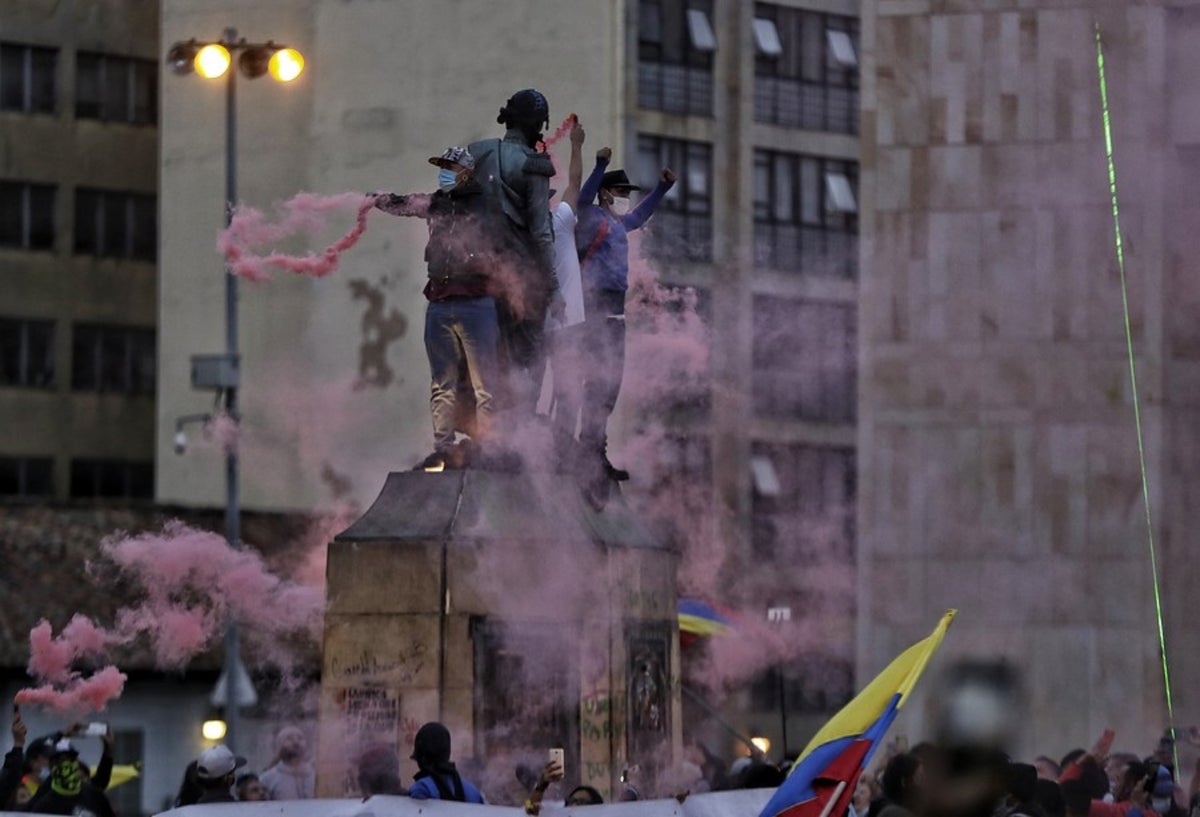 A estatua de Simón Bolívar en centro de Bogotá le prendieron fuego
