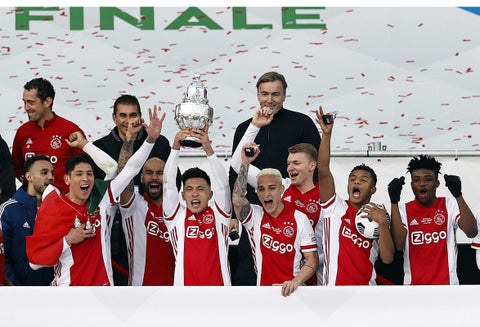 Ajax, campeón en Países Bajos, funde trofeo para repartirlo entre hinchas