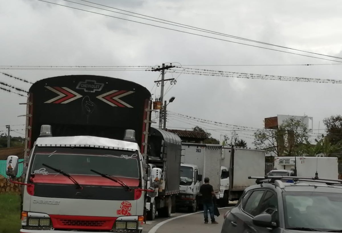 Bloqueos en vía Bogotá - Girardot