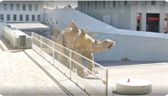 Cadáver dentro de estatua de dinosaurio