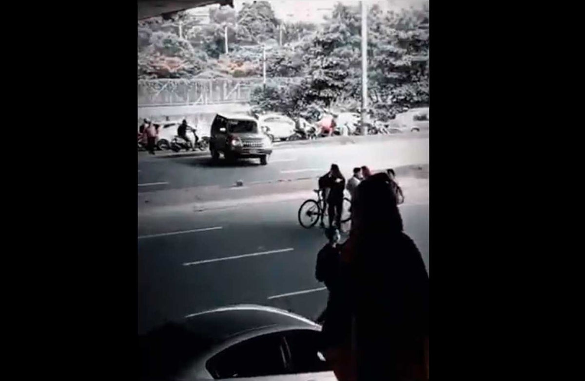 Camioneta dispara en medio de manifestación en Medellín