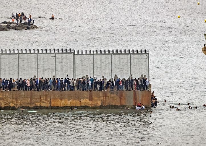 Migrantes africanos cruzan valla de Ceuta