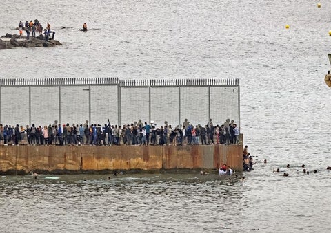 Migrantes africanos cruzan valla de Ceuta