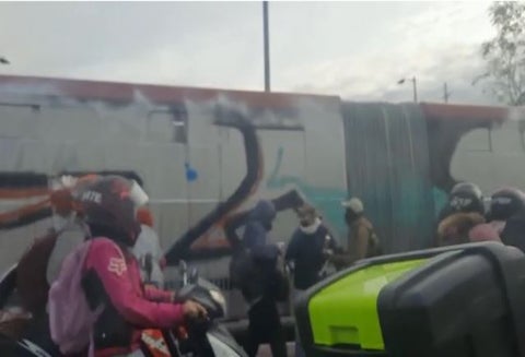 Ciudadanos pintaron un Transmilenio a plena luz del día