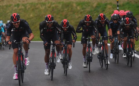 Egan Bernal y el equipo Ineos