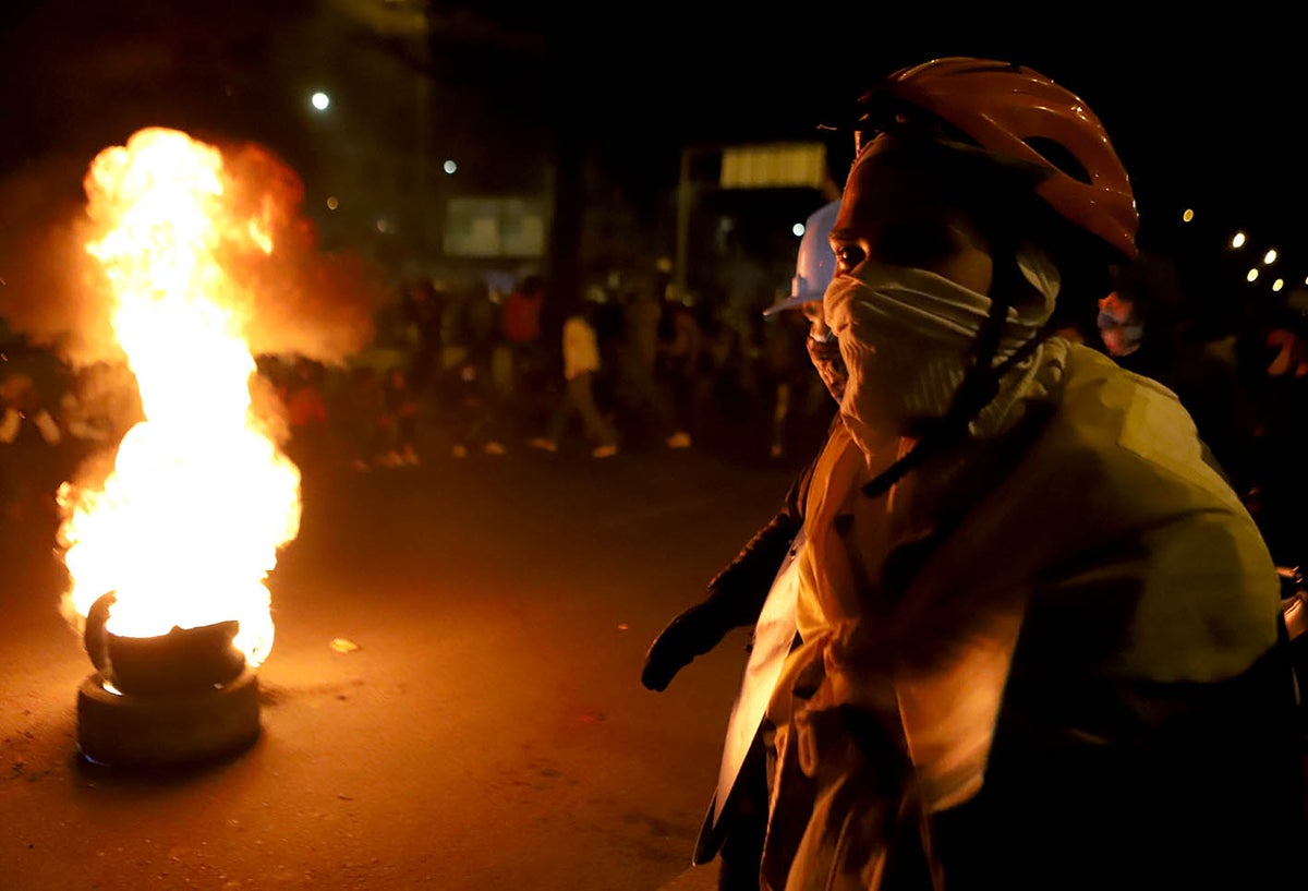 ENFRENTAMIENTOS ENTRE MANIFESTANTES Y POLICIA EN PORTAL LAS AMERICAS 21 DE MAYO