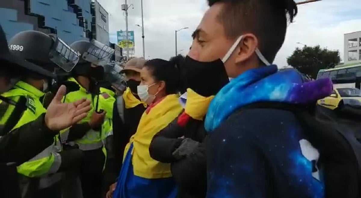 Jóvenes dialogan con la Policía en Suba