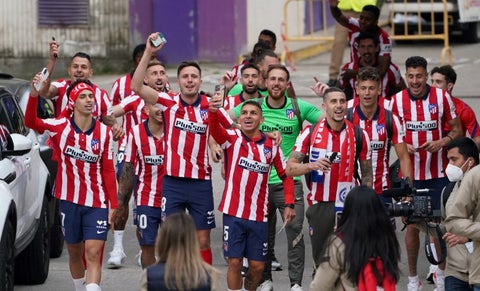 Jugadores del Atlético celebran el título con sus hinchas