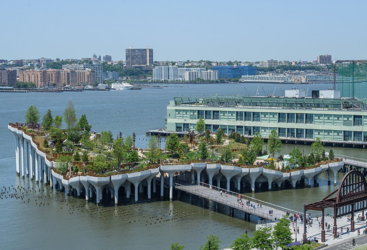 Foto de Little Island sobre río Hudson en Nueva York