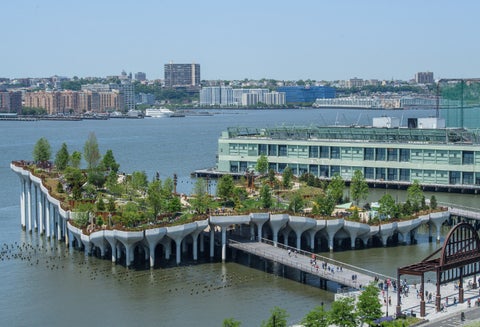 Foto de Little Island sobre río Hudson en Nueva York