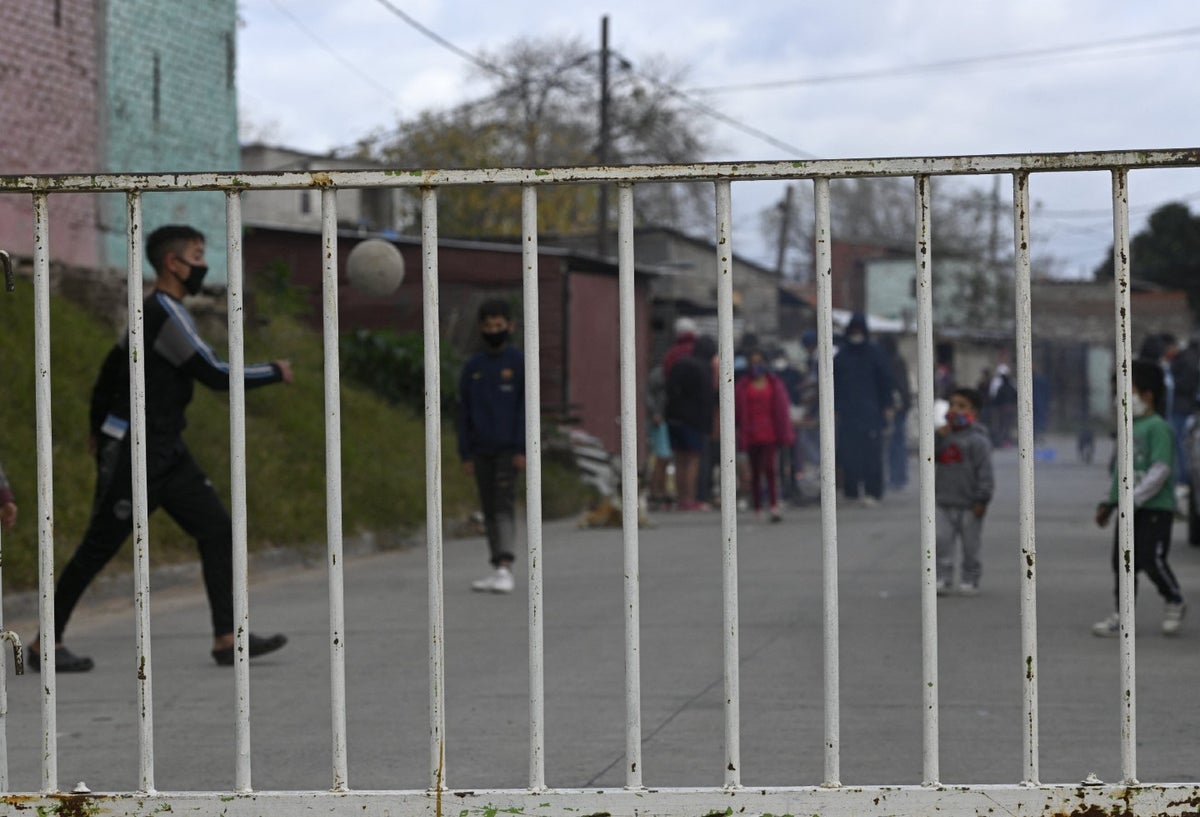 Niños en Argentina juegan fútbol en medio de pandemia por coronavirus.