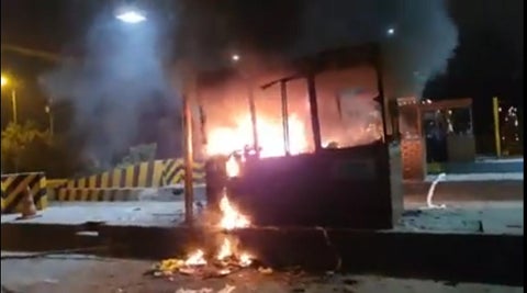 Incineran peaje ubicado a la salida de Neiva en la vía que conduce a Bogotá