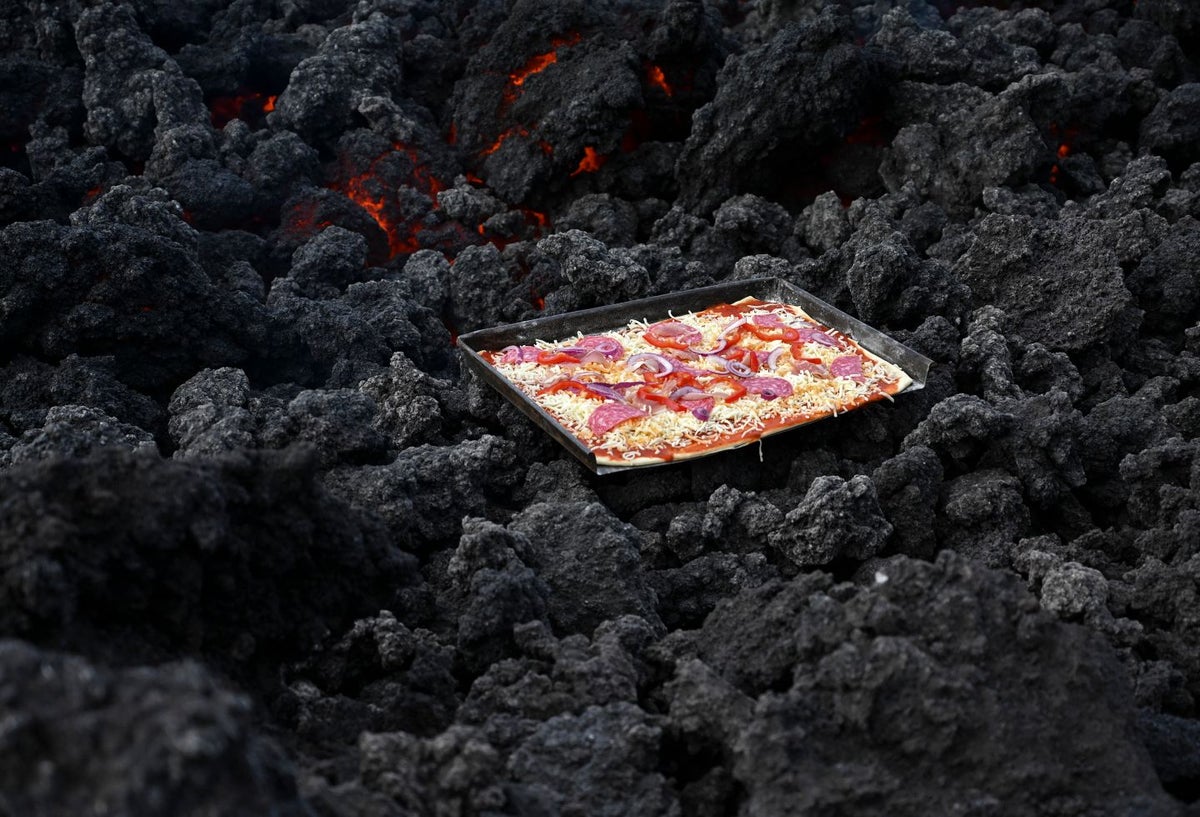 Pizza es cocinada al calor de un volcán en Guatemala