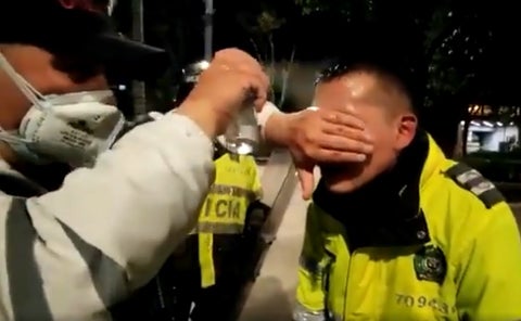 Rocían acido a policía