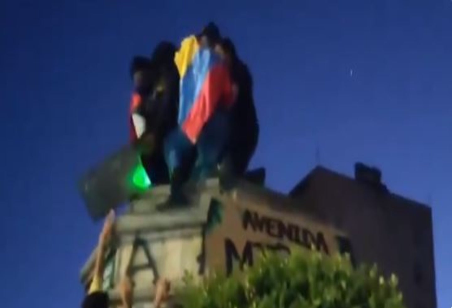 Ponen estatua de Dilan Cruz donde estaba la de Gonzalo Jiménez de Quesada
