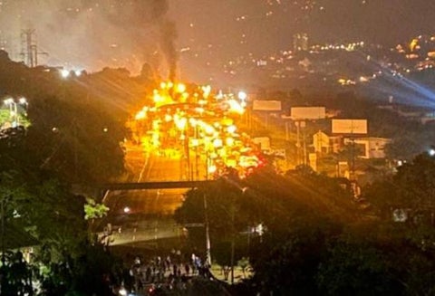 Quema de peaje en Niquía durante protestas de mayo 2021