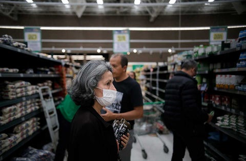 Personas comprando en un Supermercado