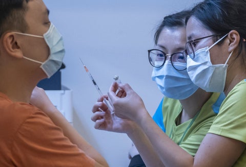 Vacunación contra covid-19 en Hong Kong no ha sido tan exitoso