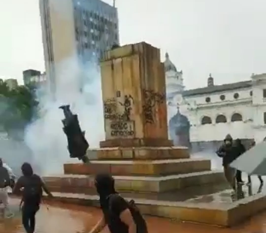 Cató la estatua de Antonio Nariño en Pasto