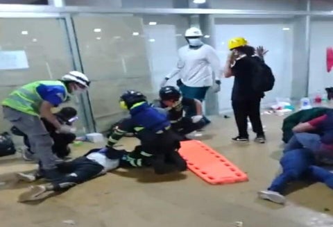 Atención de heridos tras disturbios en Medellín.