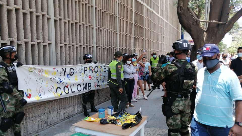Los militares pintaron un letrero para indicar que ellos protegen la vida