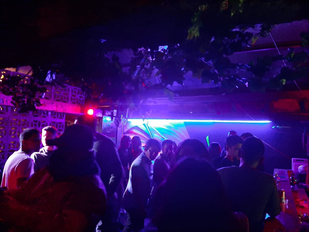 FIESTA CLANDESTINA