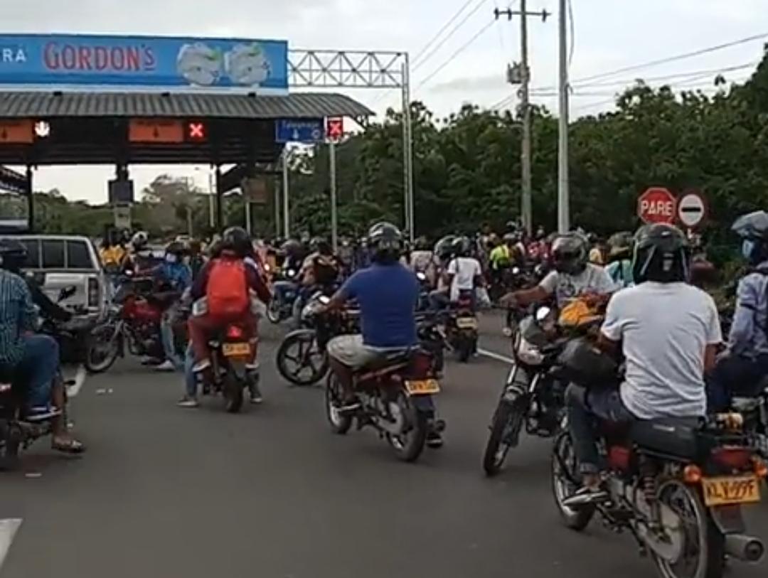 Bloquean peaje de Turbaco, impidiendo el ingreso y salida hacia Cartagena
