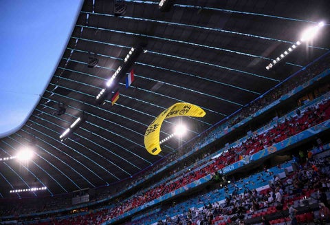 Activista Greenpeace en la Eurocopa