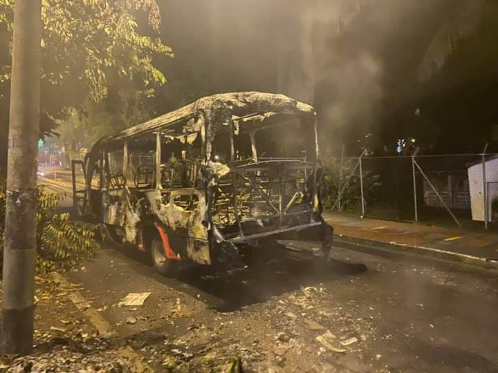 Buseta incinerada en Ibagué.