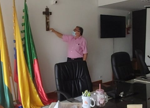 Ordenan retirar el crucifijo