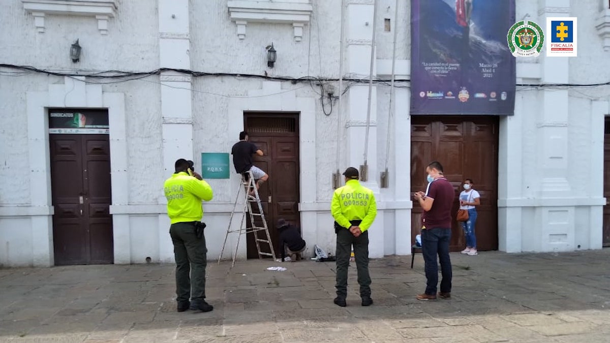Con labor social, dos jóvenes que afectaron la Alcaldía de Piedecuesta repararon los daños